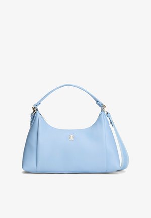 Sac à bandoulière en cuir bleu clair avec poignée courte, bandoulière longue amovible, et petit logo doré au centre avant.