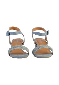 Helle blaue Open-Toe-Sandalen mit Knöchelriemen und geflochtenen Vorderriemen, mit hellen Innensohlen und niedrigen Blockabsätzen.