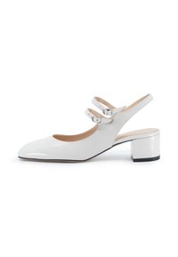 Weiße Lackleder-Slingbacks mit spitzer Zehenform, zwei verstellbaren Schnallenriemen und blockabsatz. Glatte Textur und minimalistisches Design.