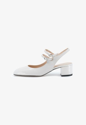 Scarpa slingback in pelle lucida bianca con punta affilata, due cinturini regolabili con fibbia e tacco a blocco. Texture liscia e design minimale.