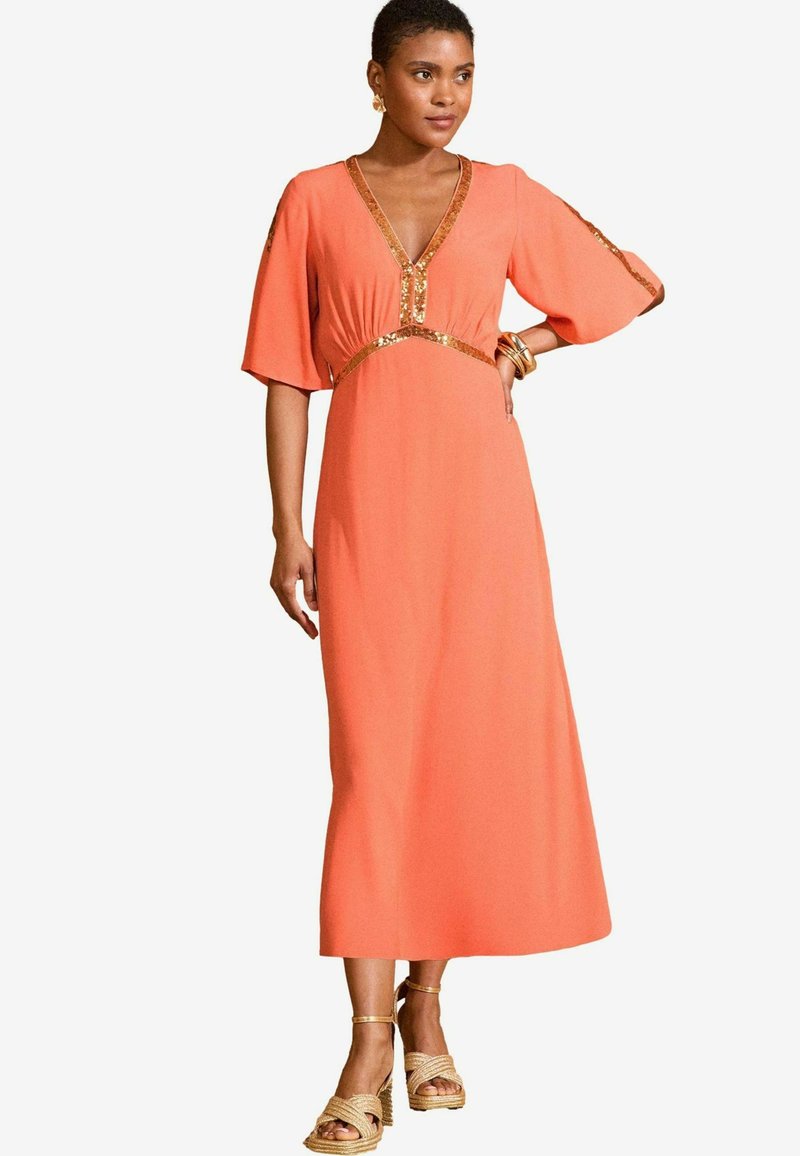 Koraal maxi-jurk met een V-hals, korte uitlopende mouwen en paillettenaccenten op de taille. Glad materiaal met een aansluitende corsage en een vloeiende rok.