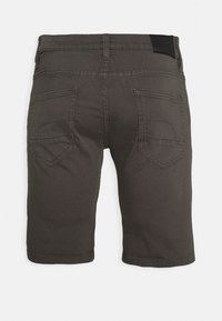 Pantalones cortos grises oscuros con una textura de tela suave, que cuentan con dos bolsillos en la parte trasera y una etiqueta de cintura negra. Diseño clásico de frente plano.