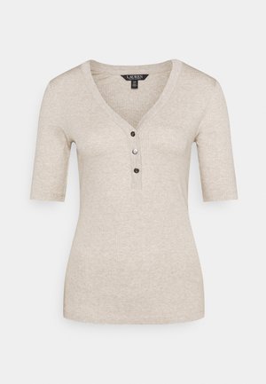Beige ribstrikket kortærmet top med V-udskæring og tre knapper. Blød tekstur, tætsiddende design og præcise syningsdetaljer.