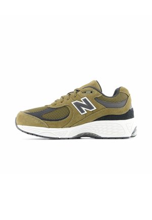 Groene en zwarte sportschoen gemaakt van suede en mesh, met een witte zool, een prominent "N" logo en getextureerde accenten.