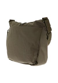 Sac en bandoulière compact de couleur olive avec une sangle réglable, une poche avant et une fermeture éclair sur le dessus, sur fond blanc.