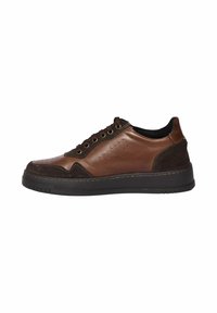 Sneaker in pelle e camoscio marrone con suola in gomma nera, punta rotonda, dettagli cuciti e occhielli in metallo per i lacci. Dettagli di perforazione laterale.
