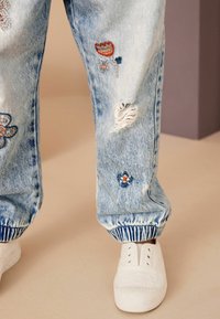 Next JOGGERS STANDARD - Jeans relaxed fit - denim lightwash embellished