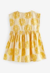 Vestido con estampado de flores amarillas, con cintura fruncida y textura a rayas. Manga corta y escote redondo. Material de algodón.