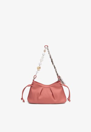 Piccola borsa a tracolla in pelle rosa con pieghe, tracolla decorativa con perline da un lato e tracolla a catena intrecciata dall'altro.