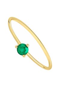 Anillo de oro con banda lisa, que presenta una esmeralda verde redonda y facetada engastada en cuatro garras en el centro.