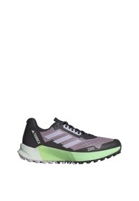 Scarpa atletica nera e grigia con una parte superiore testurizzata, strisce bianche sui lati, accenti verdi e una suola robusta per un'ottima aderenza.