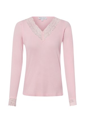 Lichtroze geribd shirt met lange mouwen en kanten randje bij V-hals en manchetten, klein maatlabel zichtbaar op de kraag.