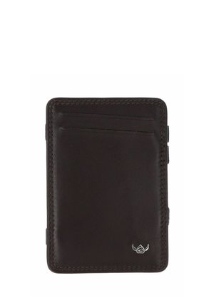 Porte-cartes en cuir brun foncé avec deux emplacements pour cartes en haut et petit logo argenté de style viking en bas à droite.