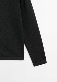 Pull noir en maille à manches longues avec poignets et ourlet côtelés, présenté sur un fond blanc.