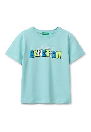 Světlomodré tričko s krátkým rukávem pro batolata s barevným nápisem "UNITED COLORS OF BENETTON" na přední straně.