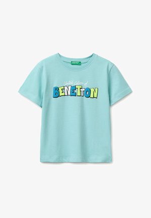 Jasnoniebieska koszulka z krótkim rękawem dla malucha z kolorowym napisem "UNITED COLORS OF BENETTON" nadrukowanym z przodu.
