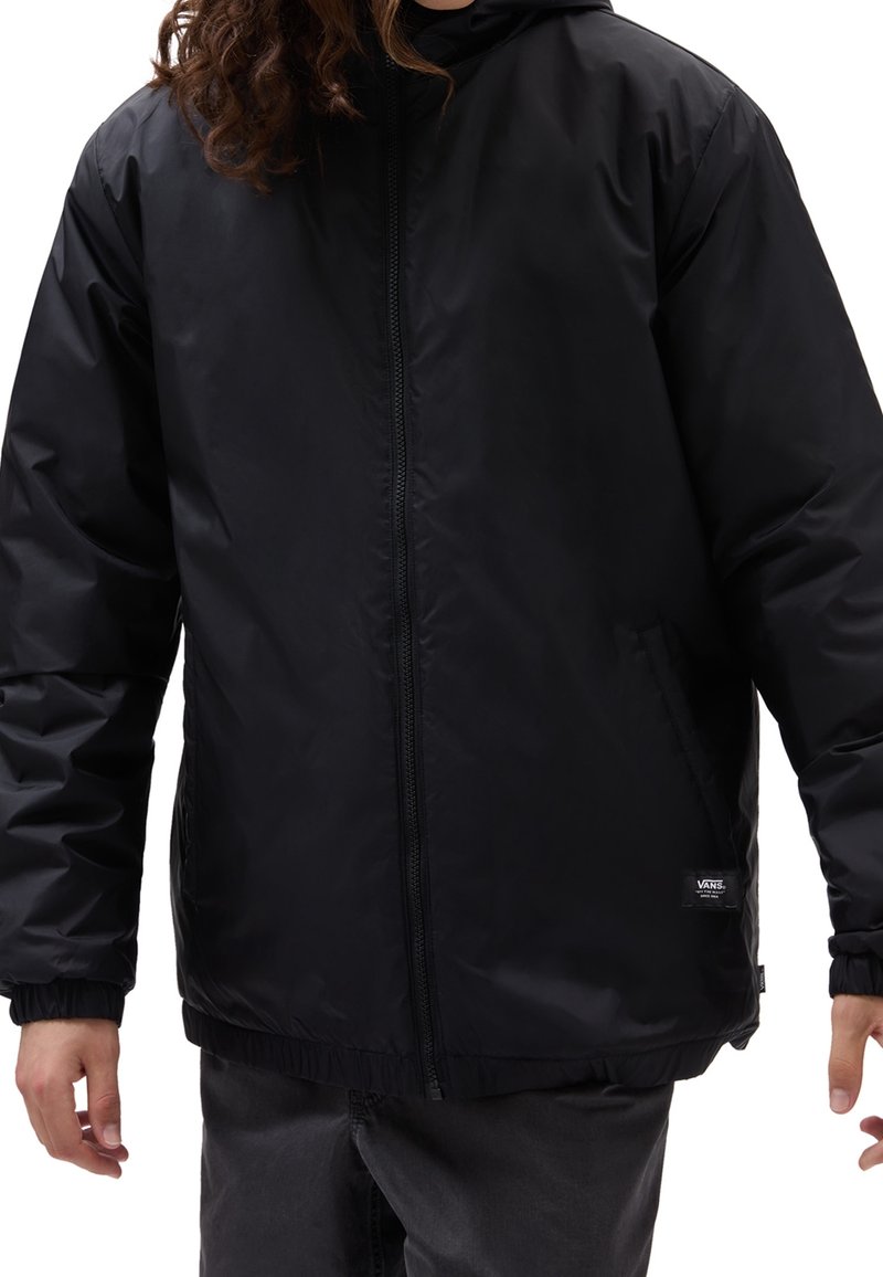 Schwarze Jacke mit Reißverschluss aus wasserabweisendem Material, ausgestattet mit Kapuze, elastischen Bündchen und Bund. Verfügt über Seitentaschen und ein Logo-Patch.