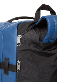 Blå och svart ryggsäck med dragkedja högst upp och sidoficka, tillverkad av slitstarkt tyg med en slät textur och förstärkt sömnad.