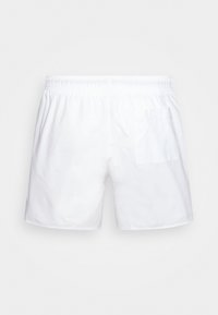 Shorts de bain blancs en tissu lisse, avec une taille élastique et une poche arrière unique. Design simple sans motifs ni accents.