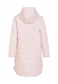 Odebeljen roza plašč dolžine do kolen s kapuco, z obliko prešivanih zaobljenih vzorcev in dolgimi rokavi. Gladek otip, brez vidnih zaponk.