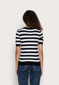 Guess ODETTA - T-shirt estampada - black and white