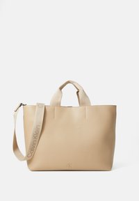Beige lærveske med doble håndtak på toppen og en avtakbar stropp. Har minimalistisk design og preget logo. Glatt tekstur, uten dekorasjoner.