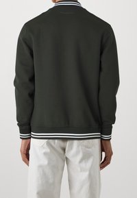 Tmavě zelená mikina s žebrovaným límcem a bílými pruhy; zobrazená ze zadní strany, s elastickými manžetami a rovným lemem.