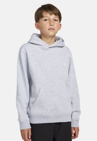 Sivá flísová mikina s klokankou, kapucňou so šnúrkou, rebrovanými manžetami a spodným lemom. Na ľavej hrudi má malé logo.