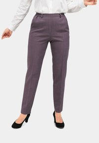 Tapered, high-waisted broek in een gestructureerde paarse stof met een elastische tailleband en subtiele voorplooien, gecombineerd met zwarte hakken.