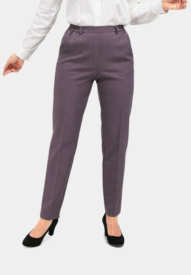Tapered, high-waisted broek in een gestructureerde paarse stof met een elastische tailleband en subtiele voorplooien, gecombineerd met zwarte hakken.