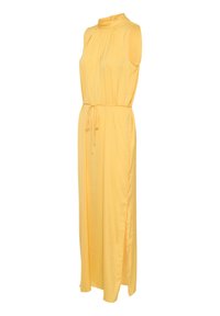 Robe longue jaune sans manches avec un col montant, un devant froncé, une ceinture à la taille et une fente sur le côté droit.