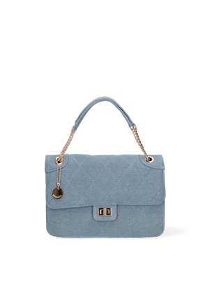 Borsa a tracolla in tessuto trapuntato blu con manico in catena dorata, pattina pieghevole e chiusura rettangolare. Presenta un dettaglio in metallo a forma di charm.