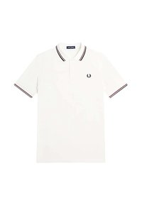 Wit poloshirt met een zachte textuur, voorzien van een kraag met twee knopen, korte mouwen en rode en marineblauwe strepen op de kraag en manchetten.