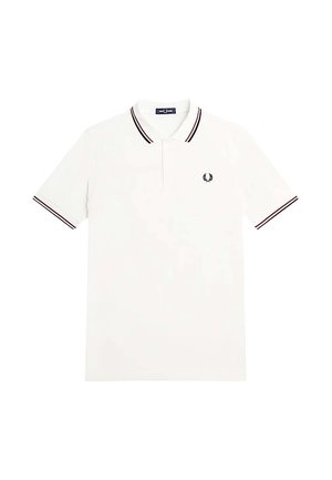 Weißes Poloshirt mit weicher Textur, ausgestattet mit einem Kragen mit zwei Knöpfen, kurzen Ärmeln und roten sowie marineblauen Streifen am Kragen und den Bündchen.