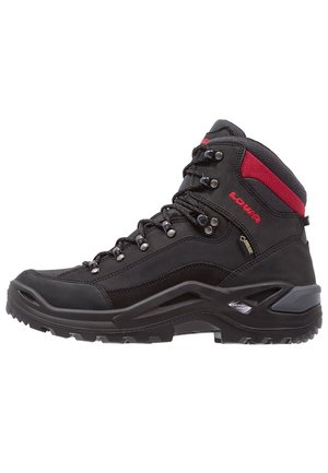 Botas de senderismo negras con acentos rojos, que cuentan con una parte superior de cuero resistente, ojales de metal y una suela de goma texturizada diseñada para tracción.