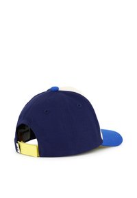 Cappellino blu navy con un pannello anteriore crema, visiera blu e una fibbia gialla regolabile sul retro. Presenta un bottone blu sulla parte superiore.