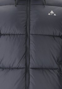 Mörkblå puffjacka med horisontell quiltad design. Har en framzipper, justerbar huva och en liten vit logotyp på bröstet.