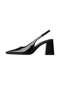 Musta patentoitu mokkanahkainen slingback-korkokenkä, jossa on terävä kärki, säädettävä solki ja paksu korkea korko. The smooth texture with a glossy finish.