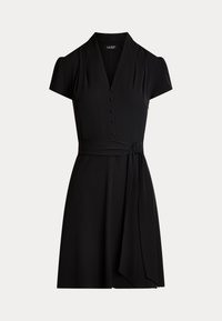 Svart kortärmad klänning med v-ringning, framknappar och midjeband; slät tyg med en subtil lyster; utsvängd kjol.