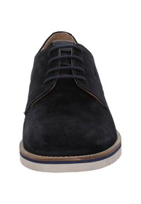Chaussure en daim bleu marine à lacets avec un bout arrondi, un passepoil contrasté en tan et une semelle/texturée pour une meilleure adhérence. Conception minimaliste avec des lignes épurées.