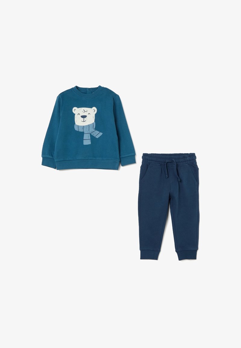 Sudadera azul para niño pequeño con estampado de oso polar sonriente y bufanda, combinada con pantalones jogger de cintura elástica en azul marino.