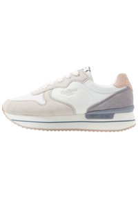 Sneaker bianca con dettagli in suede grigio chiaro e beige. Presenta una suola ammortizzata, una chiusura con lacci e un logo sul lato.