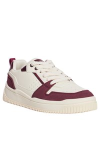 Weißer Sneaker mit maroonfarbigen Akzenten, ausgestattet mit einem glatten Leder-Obermaterial, strukturierten Überzügen, runder Zehenpartie, durchbrochenen Details und einer kräftigen Gummisohle.