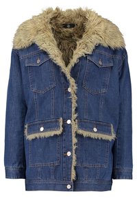 Džínová bunda modré barvy s falešným kožešinovým límcem, dvěma náprsními kapsami, zapínáním na druky a zkráceným střihem s kožešinovými detaily.