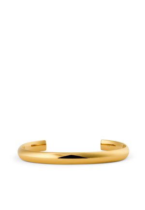 Glat, poleret guldbøjlearmbånd med åbne ender, buet rørformet design, hvilende på en hvid baggrund.