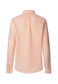 Camisa de manga larga a rayas con un patrón naranja y blanco, cuello abotonado y puños con botones. La parte posterior cuenta con un yugo y un pliegue.
