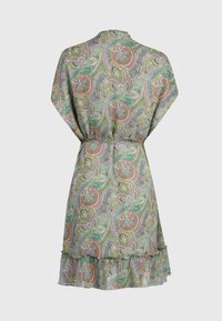 Vestido multicolor con estampado paisley en tela ligera, que presenta mangas de volantes, una cintura fruncida y un dobladillo con volantes.