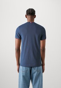 Tommy Hilfiger LOGO TIPPED TEE - Paprasti marškinėliai - aegean sea