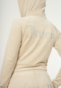 Juicy Couture MADISON - Užtrauktuku užsegamas treningas - brazilian sand