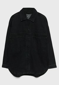 Camisa overshirt de mezclilla negra con cuello puntiagudo, cierre frontal de botones, dos bolsillos en el pecho y un dobladillo curvado. Textura suave con detalles de costura mínimos.